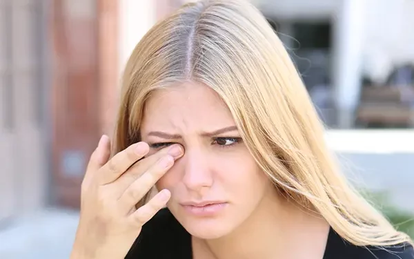 I fërkoni shpesh sytë? Ja rreziqet me të cilat mund të përballeni