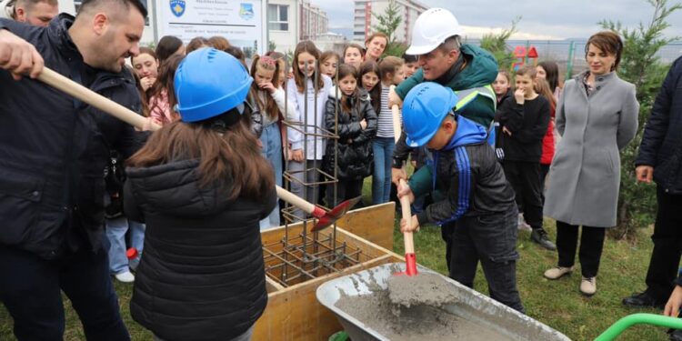 Idrizi vendos gurthemelin e objektit të ri të shkollës “Mustaf Venhari”