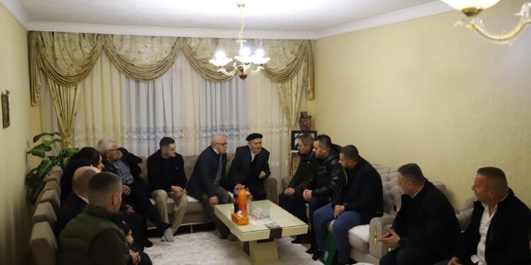 Idrizi viziton familjen e Afrim Bunjakut: Në vitin 2024 do të propozojmë që heroi Bunjaku të shpallet “Nderi i qytetit”