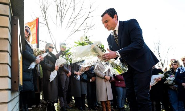 Kurti bën homazhe te varret e Hyzri Tallës, Afrim Maliqit dhe Ilir Durmishit: U vranë duke shtruar rrugën e lirisë