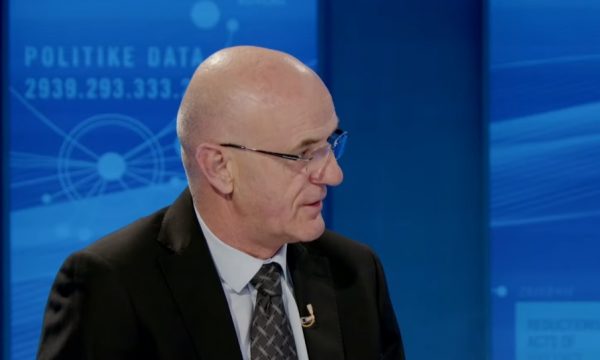 Ish-komandanti i FSK-së shfaqet nga spitali me bocë të oksigjenit, uron për Vitin e Ri