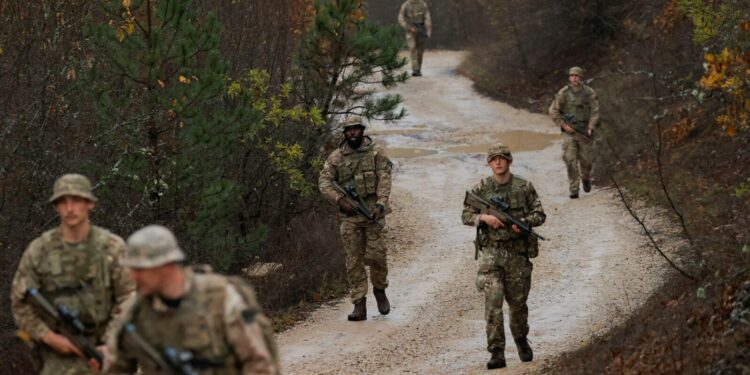 Gati 25 vjet pas zbarkimit, NATO-ja shqyrton përforcime të përhershme në Kosovë