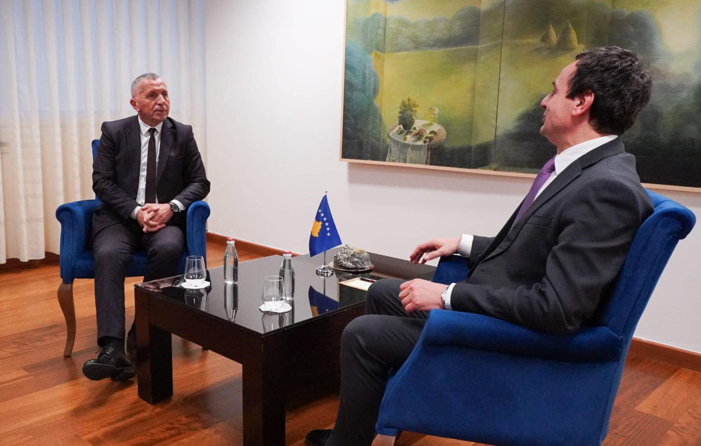 Kamberi takon Kurtin, i thotë se shqiptarët e Luginës s’guxojnë të mbesin pa zë përfaqësimi