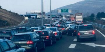 Mërgimtarët thonë se po presin deri në 7 orë në Merdar