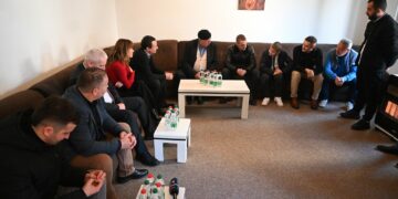 Kurti në familjet e Afrim Bunjakut e Enver Zymerit: Me ta festat do të ishin të plota – nuk do t’i harrojmë asnjëherë
