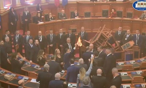 Foto/ Momenti kur Flamur Noka ndez zjarr në mes të Kuvendit të Shqipërisë