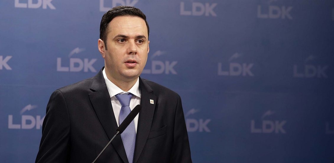 Abdixhiku publikon një tabelë për të treguar sa është rritur çmimi i rrymës gjatë Qeverisë Kurti