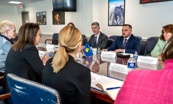 Maqedonci në Departamentin Amerikan të Mbrojtjes takon Sekretarin e Ushtrisë për shitje të armatimit