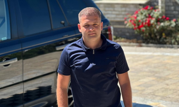 Policia në shtëpinë e familjes së Naim Murselit