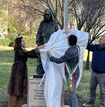 Në Itali përurohet statuja e Shën Nënës Tereza