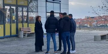 Familjarët e Liridona Ademajt arrijnë në gjykatë, pas pak fillon seanca dëgjimore për Naim Murselin dhe dy të tjerët