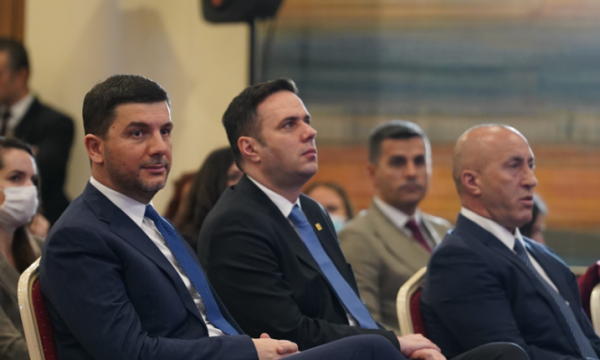 Opozita: Kurti po mundohet të shkojë në zgjedhje pa e formuar asociacionin