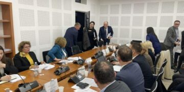 Opozita e lëshon mbledhjen e Komisionit, përplasen me ministren Hajdari