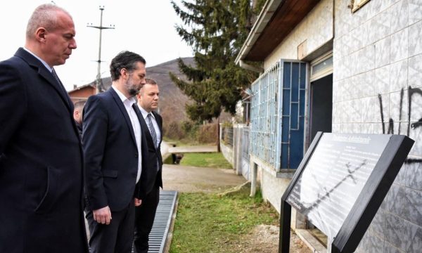 Vendoset pllaka shënjuese në 25-vjetorin e sulmit terrorist të Serbisë në lokalin “Panda”