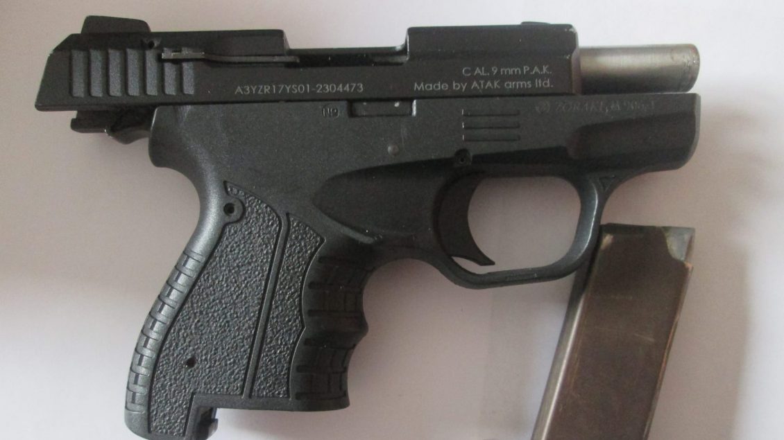 Policia në Mitrovicë realizon një bastisje, konfiskohet një armë