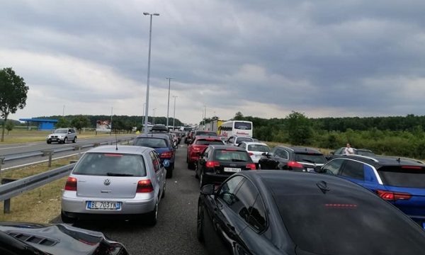 Deri në dy orë pritje te Dheu i Bardhë për të hyrë në Kosovë