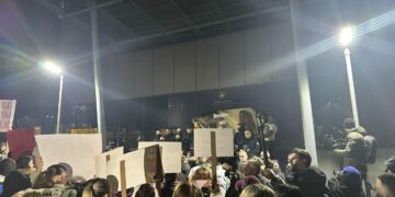Protestuesit thyejnë kordonin e policisë, hyjnë në oborrin e Qeverisë
