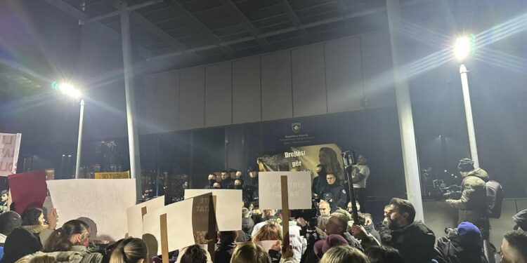 Protestuesit thyejnë kordonin e policisë, hyjnë në oborrin e Qeverisë
