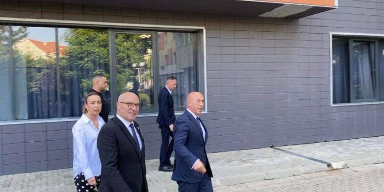 Haradinaj shkoi deri në Presidencë por nuk u takua me Osmanin: Presidentja nuk respektoi orarin që e kishte caktuar vetë