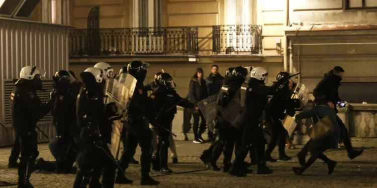 Gjendja e jashtëzakonshme në Serbi: demonstrata studentore për përsëritjen e zgjedhjeve