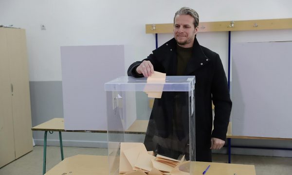 Arifi s’ndalë akuzat: Raportet e Kurtit me Shqipërinë iu imponuan Luginës, Kamberi do t’ia puth dorën Vuçiqt