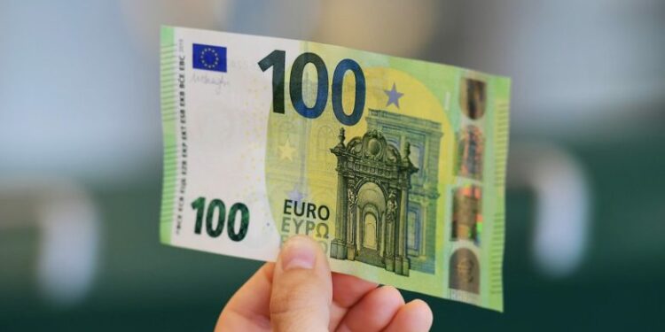 Kontrolloni llogaritë, sot dalin shtesat 100 euro për fëmijët dhe pensionistët