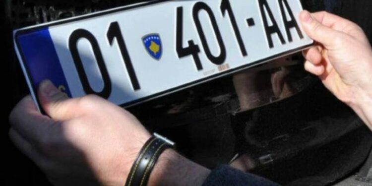 Qeveria e Serbisë vendos t’i lejojë veturat me targa RKS në territorin e saj nga 1 janari