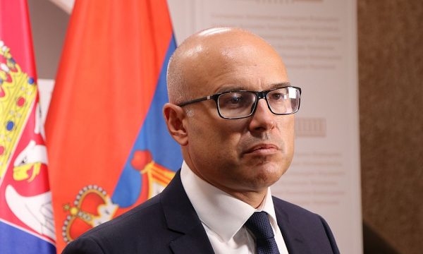 Ministria serbe e Mbrojtjes mohon se po stërvit grupe në poligonet e saj
