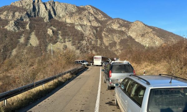 Policia angazhon personel shtesë në pikat kufitare Kosovë–Serbi për t’i shmangur pritjet