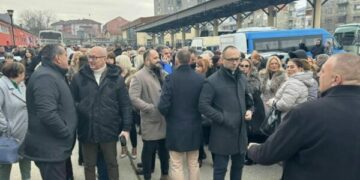 Shkarkimi i kryetarit Atiq, qytetarëve u prijnë Rakiqi dhe Simiqi