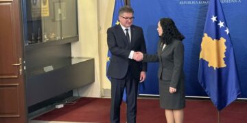 Lajçak arrin në Presidencë, fillon takimin me Osmanin