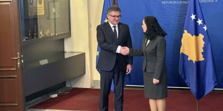 Lajçak arrin në Presidencë, fillon takimin me Osmanin