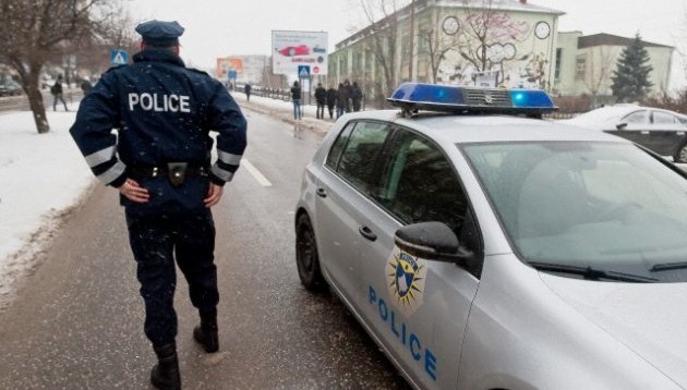 U paraqit rrejshëm si polic duke e kontrolluar një veturë, arrestohet i dyshuari në Prishtinë