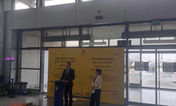 Nisen për në Vjenë 50 qytetarë që fituan udhëtimin nga Qeveria Kurti thotë se sot u hoq një padrejtësi