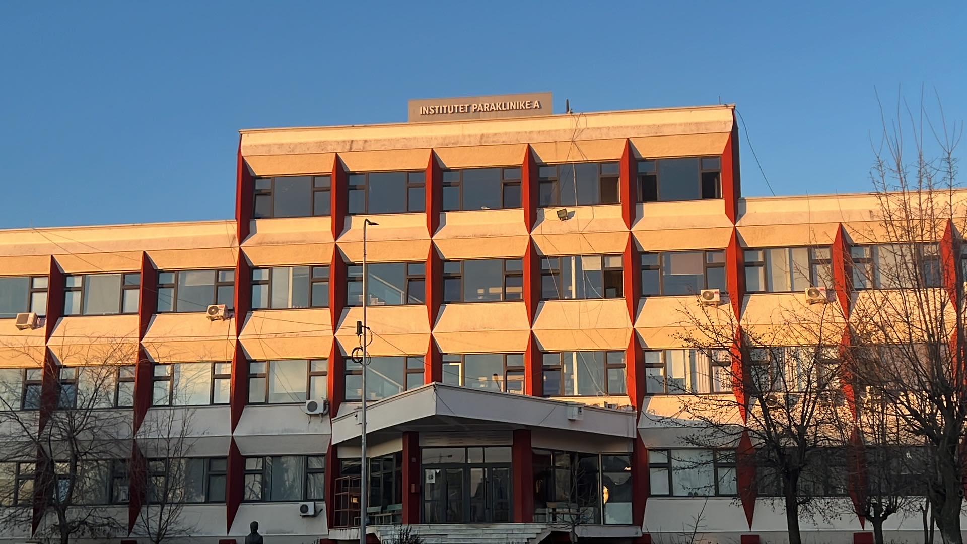 E konfirmon Policia: Dyshohet për mjet shpërthyes në Klinikën e Patologjisë