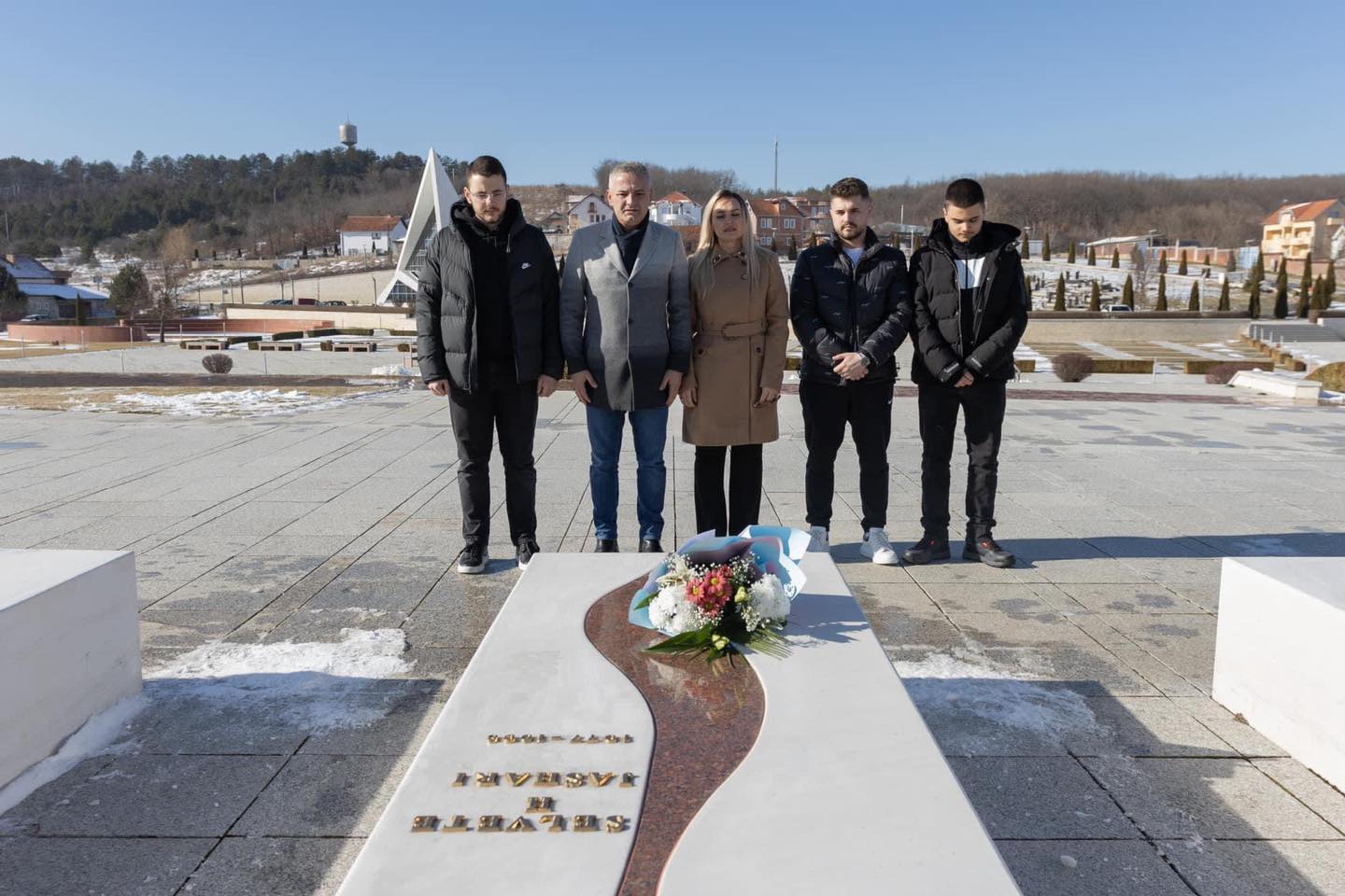 Bekim Jashari me familjen bënë homazhe në Prekaz me rastin e 26 vjetorit të sulmit të dytë ndaj familjes Jashari
