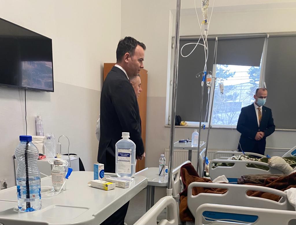 Ministri Peci në QKUK, viziton familjen nga Kçiqi