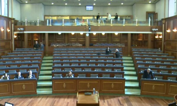 Më pak se dhjetë deputetë në sallë, seanca ku do të shqyrtohet rezoluta për çmimin dhe faturimin e rrymës nuk nis me kohë
