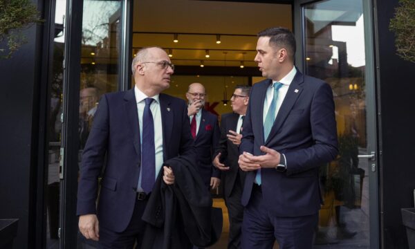 Abdixhiku takon kryediplomatin shqiptar, flasin për zhvillimet aktuale e bashkëpunimin në diplomaci