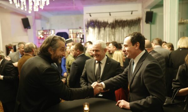 Pritja lamtumirëse e Abbott, Perparim Rama në disponim të mirë me Kurtin, Osmanin e Sveçlën