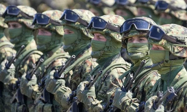 Serbia e rikthen shërbimin e detyrueshëm ushtarak