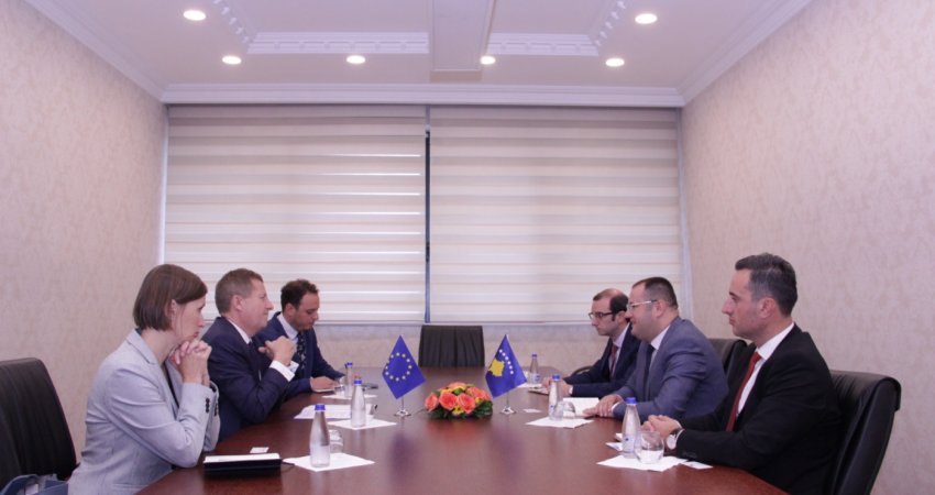Shefi i zyrës së BE-së i shqetësuar, kërkon sqarim në BQK për rregulloren që përjashton dinarin nga qarkullimi