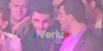 Memli Krasniqi e Burim Pacolli “krah për krahu” në diskotekë gjatë performancës së Getit dhe Ledrit (VIDEO)