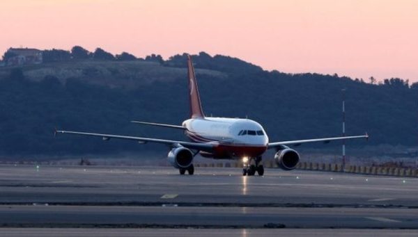Në orën 8:00 u nis aeroplani i parë drejtë Evropës, pa viza