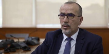 Largimi i billbordit nga ministrat e Kurtit, Haxhiu: Ne po e shohim jetësimin e Zajendicës atje, këta merren me billborda