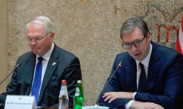 Hill në takim me Vuçiqin, flasin për Kosovën