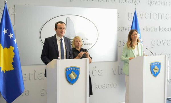 Kurti ia huq, thotë se po mbahet në burg në Serbi një qytetar që është liruar, Haxhiu e korrigjon