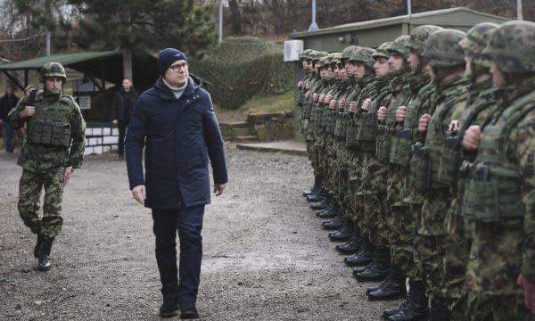 “Pranë Kosovës sonë të shenjtë”, ministri i Mbrojtjes i Serbisë provokon nga baza ushtarake në Medvegjë