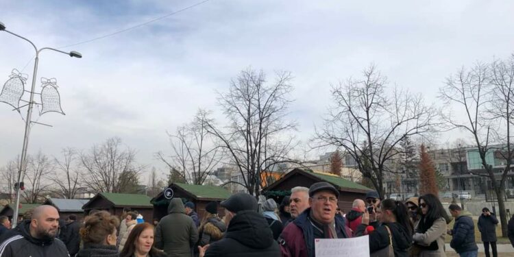 Pjesëmarrje e pakët protestuesish në Prishtinë për hapjen e rrugës “Xhorxh Bush”