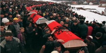 U vranë mbi 45 civilë të pafajshëm shqiptarë, 25 vite nga Masakra e Reçakut